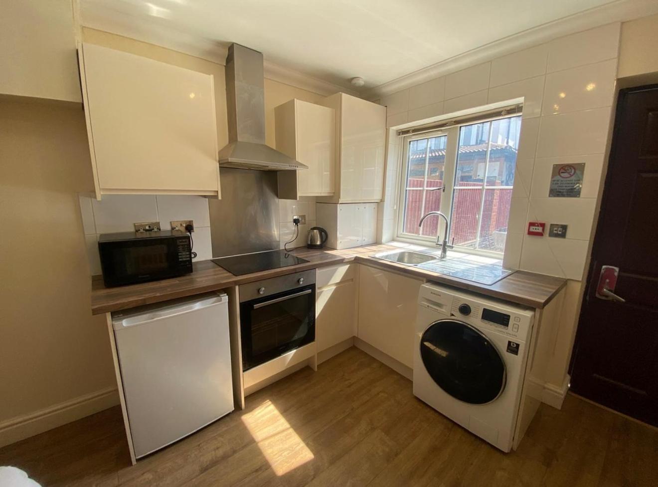 Crompton Guest House Hounslow Exterior foto